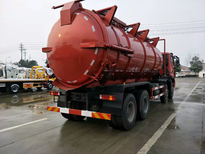 既能辦營(yíng)運(yùn)證又能享受免征的吸污車(chē)——新疆重汽前四后八吸污車(chē)